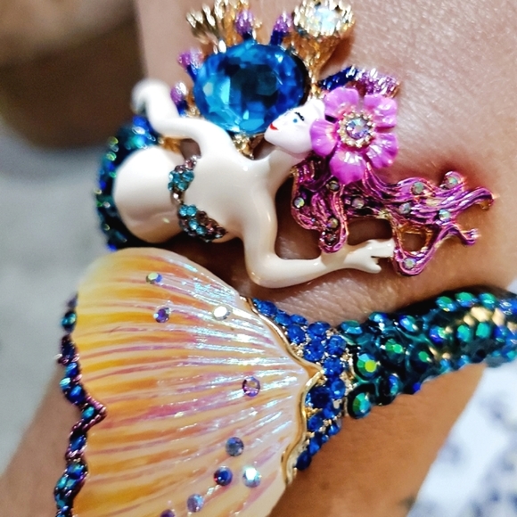 Nwt Betsey Johnson Beautiful mermaid Gold tone bracelet - Picture 3 of 16